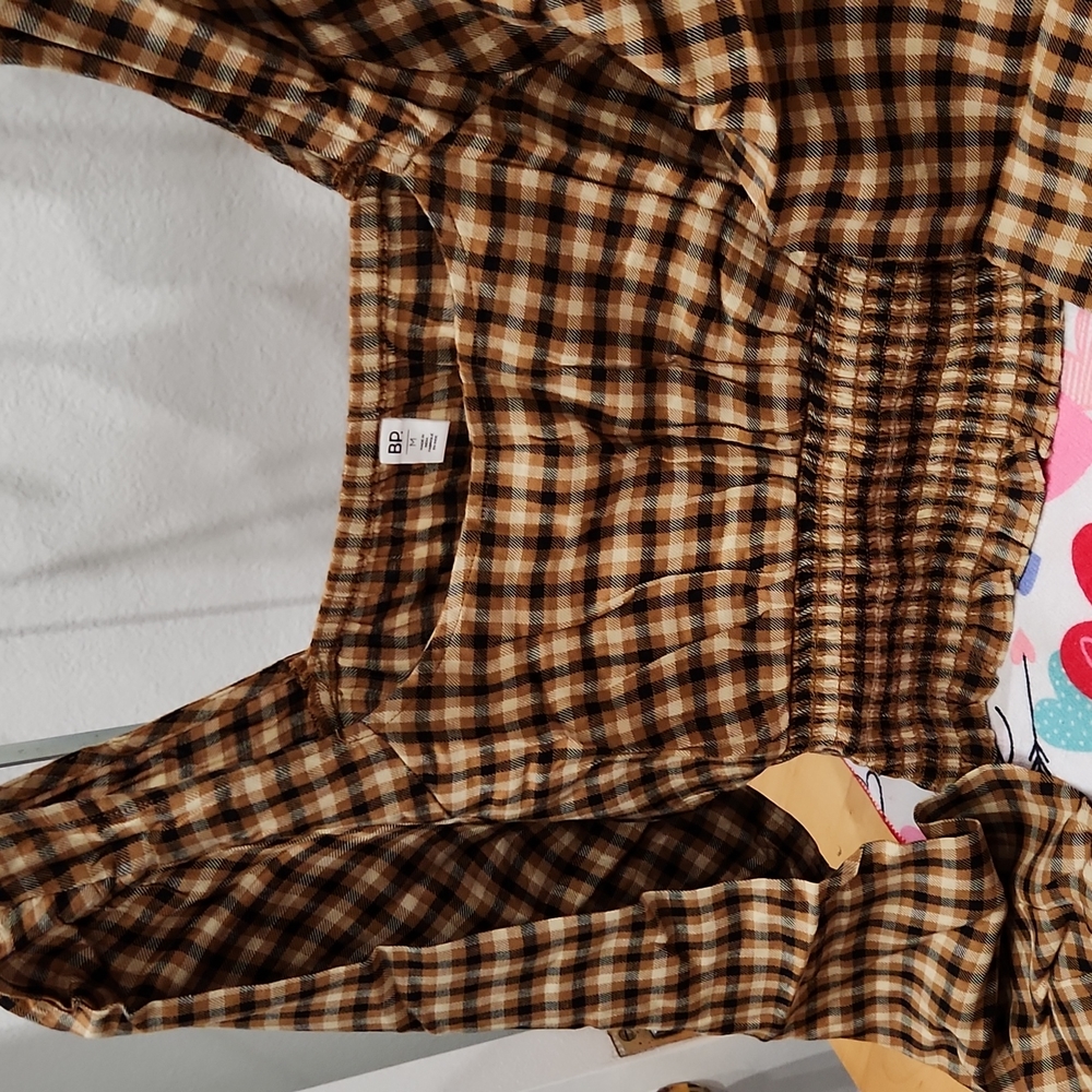 Black and tan plaid crop top with gathered long sleeves - Picture 2 of 6